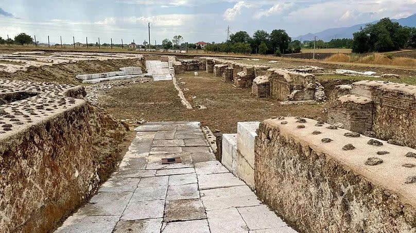 La ciudad, situada en el sur del Lacio, actualmente es, en gran parte, campos de cultivo.