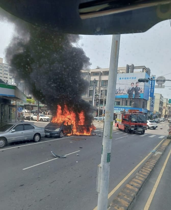 台南市善化區14日發生2輛自小客車在路口相撞，更波及停靠路旁的另輛自小客車，其中1輛自小客車起火燃燒。（台南市警局提供）