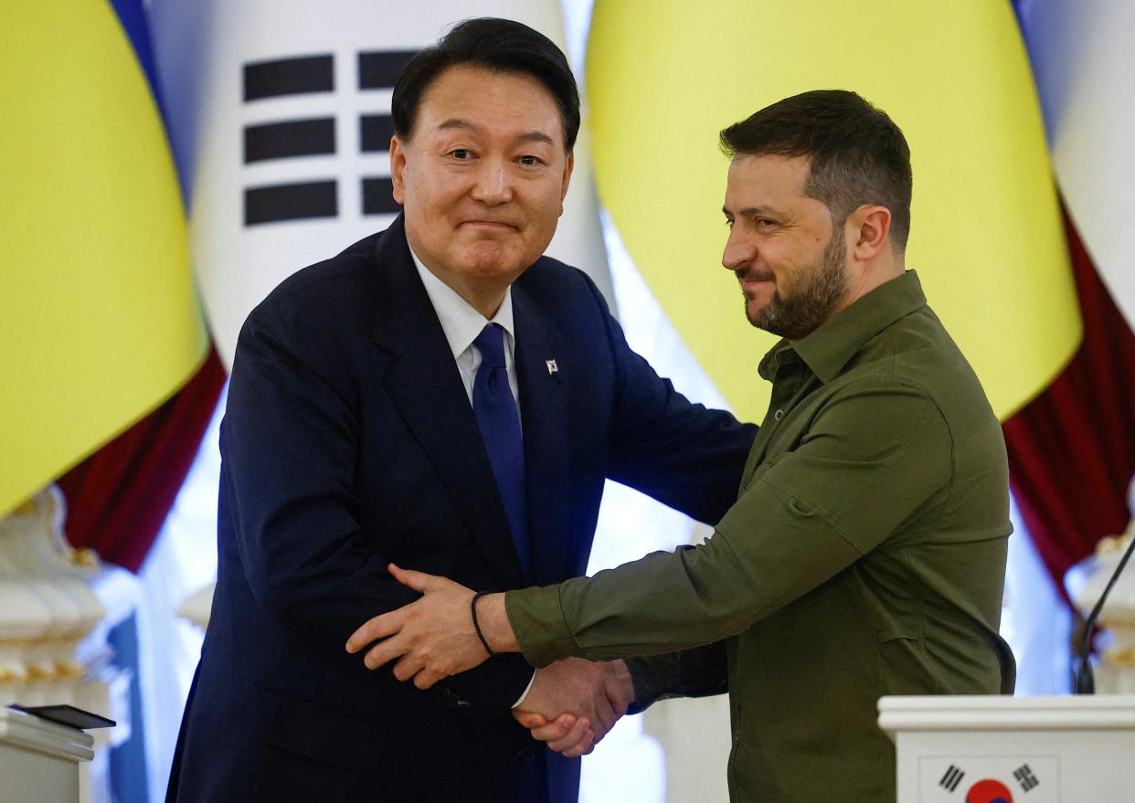 Yoon Suk Yeol and Volodymyr Zelensky shook hands after a joint statement in Kyiv (REUTERS/Valentyn Ogirenko)