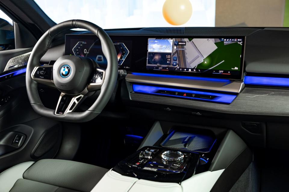 嶄新的懸浮式曲面螢幕，結合BMW Operating System 8.5、 BMW座艙環繞光幕、水晶中控套件、M Nappa真皮平底方向盤與Bowers & Wilkins頂級音響系統，鋪陳出屬於未來的豪華氛圍