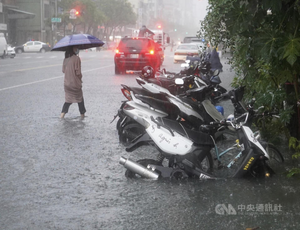 中央氣象局預報指出，今晚至明天(23日)清晨受滯留鋒面及西南氣流影響，台灣中南部地區有陣雨或雷雨，並有局部豪雨以上等級降雨發生的機率。(中央社資料照)