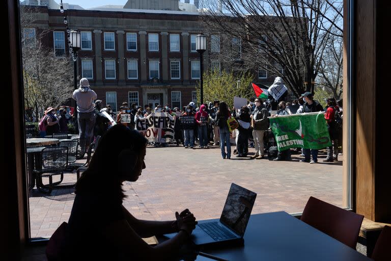 Una estudiante de Columbia, con manifestantes de fondo