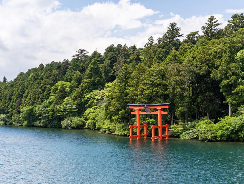 穿越蘆之湖之餘，旅客可自由選擇要上下船的箱根景點。（富士急行提供）