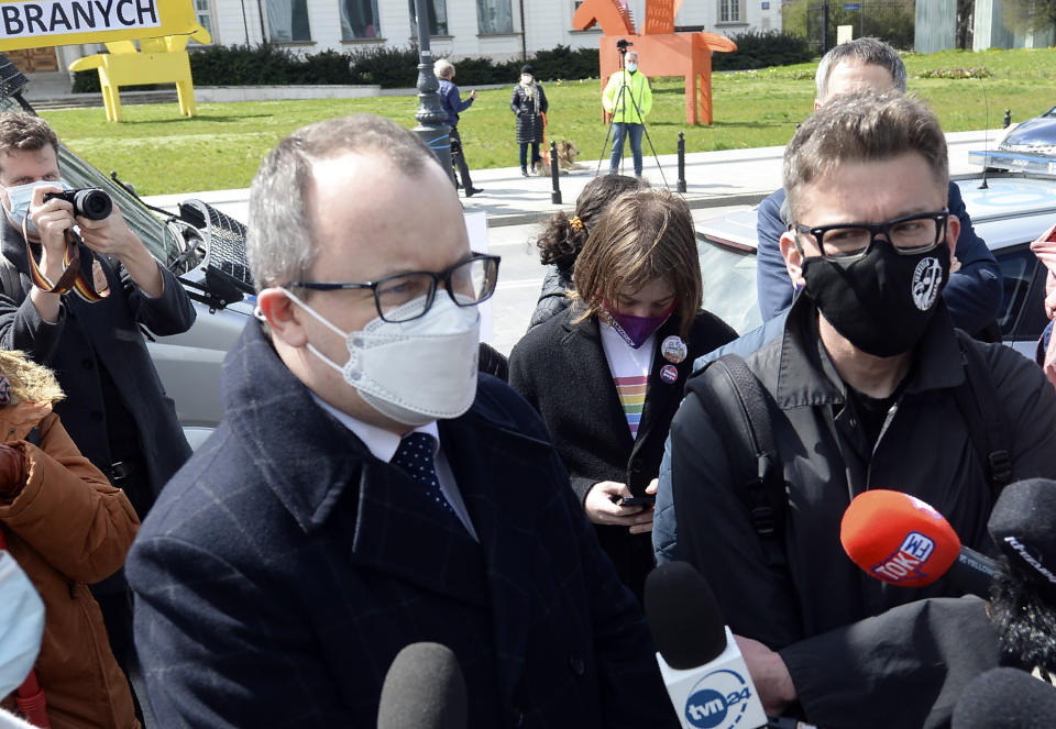 udge Igor Tuleya, right, and civil rights ombudsman Adam Bodnar, left, speaking to reporters outside Poland's Supreme Court in Warsaw, Poland, on Thursday, 22 April 2021. A disputed disciplinary body within Poland's Supreme Court is examining a motion that could result in the arrest of a judge who has become a symbol of the fight for an independent judiciary. The Disciplinary Chamber is due to decide whether to force Judge Igor Tuleya to answer to prosecutors about charges related to a ruling that went against the interests of the ruling Law and Justice party. (AP Photo/Czarek Sokolowski)