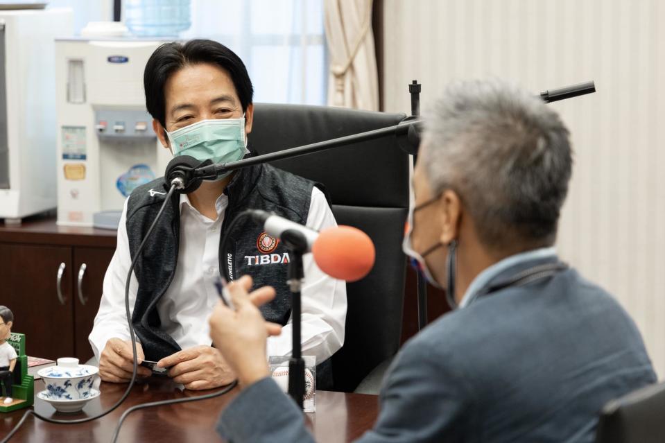 賴清德副總統(正面者)上曾文誠、梁功斌主持的《台北市立棒球場》Podcast節目聊他自身的棒球經歷。 （圖片提供 / 曾文誠)