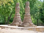 <b>The missing Toran Arch:</b> Outside this sabha-mandapa are two pillars of a toran from which the arch is missing. From the toran a flight of steps leads down to the kunda.