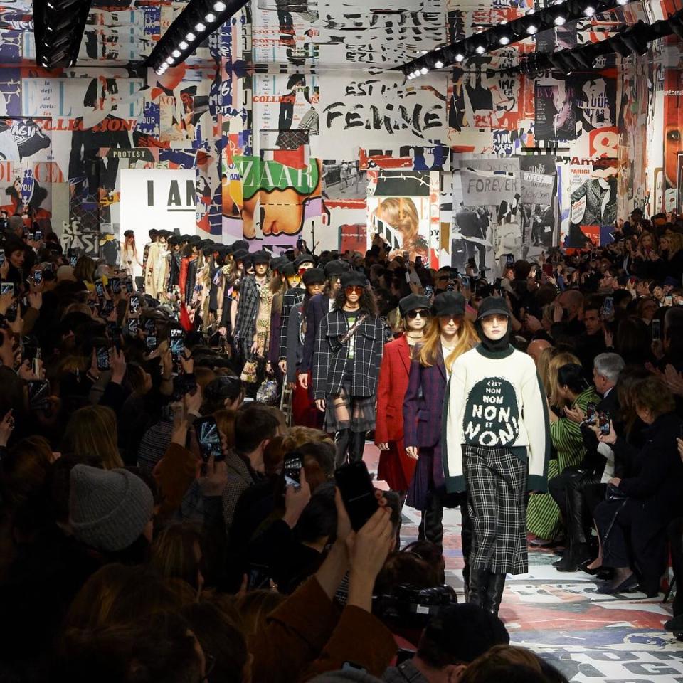 <p>Pour cette deuxième journée de la Fashion Week de Paris, Dior présentait sa collection pour l’automne/hiver 2018 et s’est inspiré des slogans et de l’atmosphère de mai 68. Crédit photo : Instagram parisfashionweek </p>