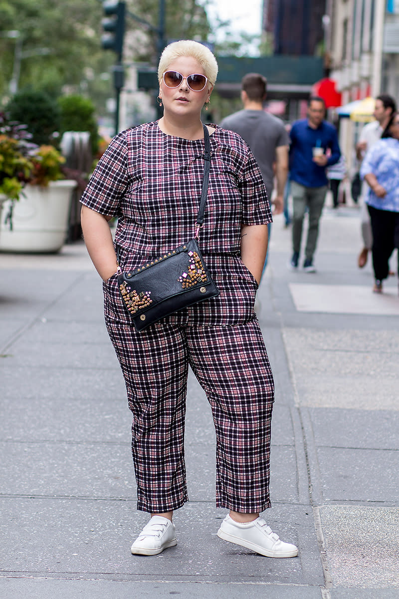 <p>Kara Vana trägt ein kariertes zweiteiliges Set, eine schwarz umrandete Umhängetasche und weiße Sneakers mit Klettbandverschlüssen. (Foto: Harald Austad) </p>