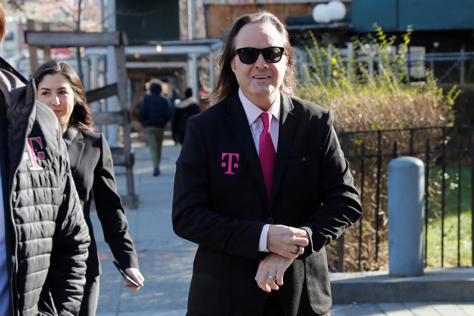 Le directeur général de T-Mobile US Inc, John Legere, arrive à la Cour fédérale de Manhattan lors de l'affaire fédérale T-Mobile/Sprint à New York, États-Unis, le 12 décembre 2019. REUTERS/Shannon Stapleton