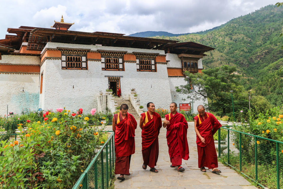 <p>La monarquía, así como la religión y la espiritualidad, son elementos muy importantes para la cultura de Bután y el país está dispuesto a protegerlo a cualquier precio. En este caso, a uno muy alto. (Foto: Getty Images).</p> 