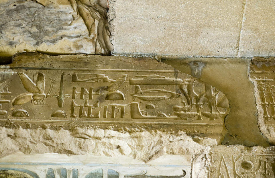Die Hieroglyphe von Abydos zeigt angeblich einen Hubschrauber, ein U-Boot und ein UFO sowie weitere Fahrzeuge. (Bild: Getty Images)