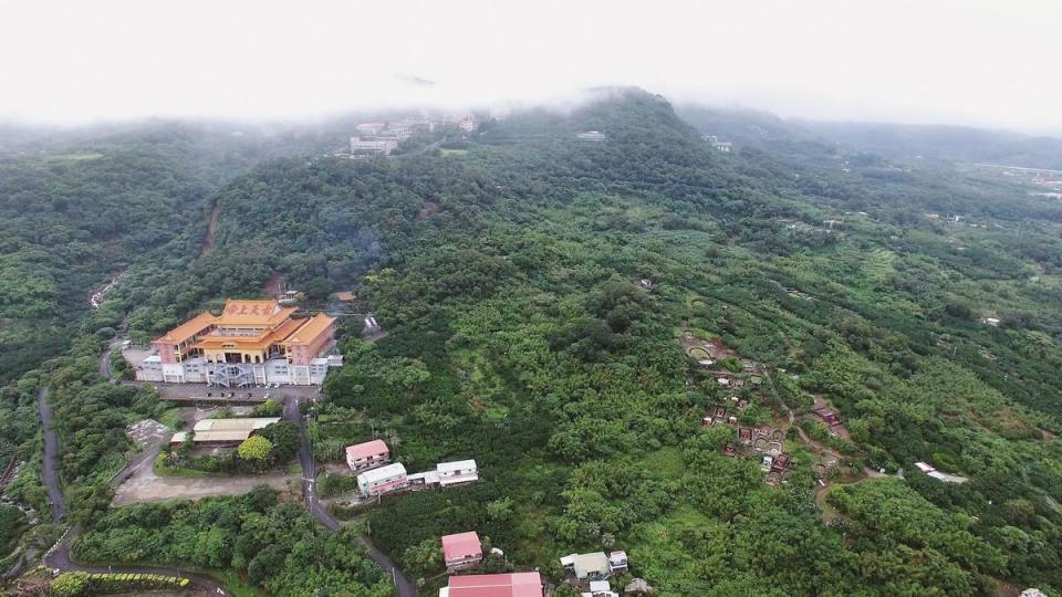 大雨造成觀音山左方山頭崩落，大批土石沖刷到河流下游，也造成八里嚴重淹水