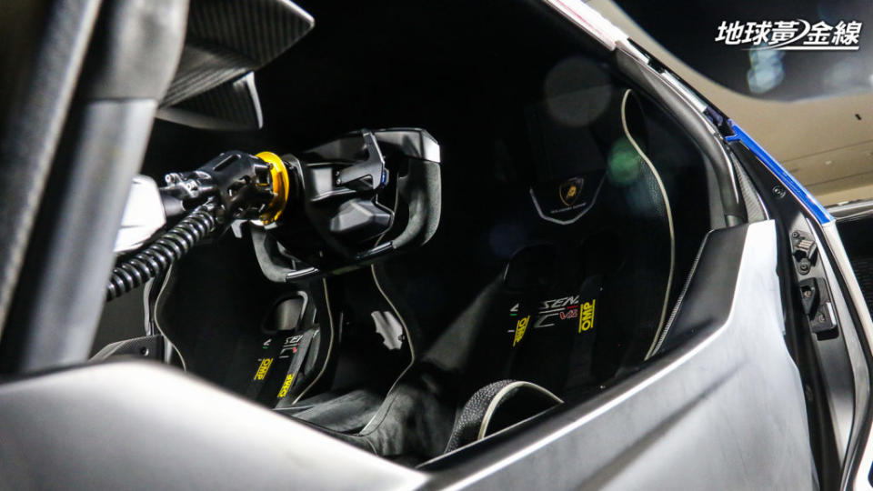 經過FIA安規認證的OMP賽車座椅與6點式安全帶為Essenza SCV12標準配備。(攝影/ 陳奕宏)