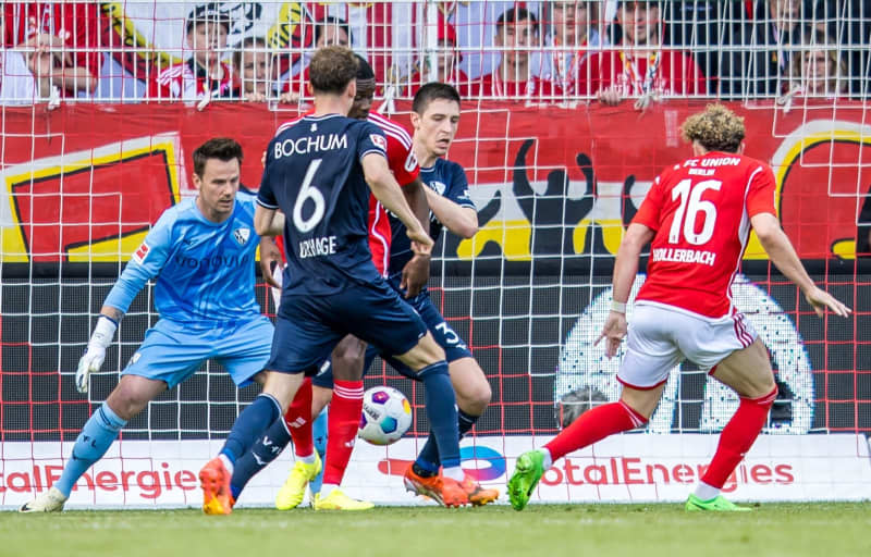 Berlin's Benedict Hollerbach scores his side's third goal during the German Bundesliga soccer match between 1. FC Union Berlin and VfL Bochum at An der Alten Foersterei. Andreas Gora/dpa