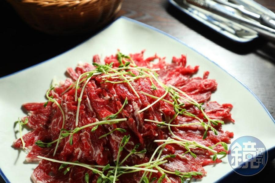 涮牛肉片首推新鮮的「手切本地牛肉」。（港幣288元／小份，約 NT$1,123、港幣348元／大份，約 NT$1,357） 