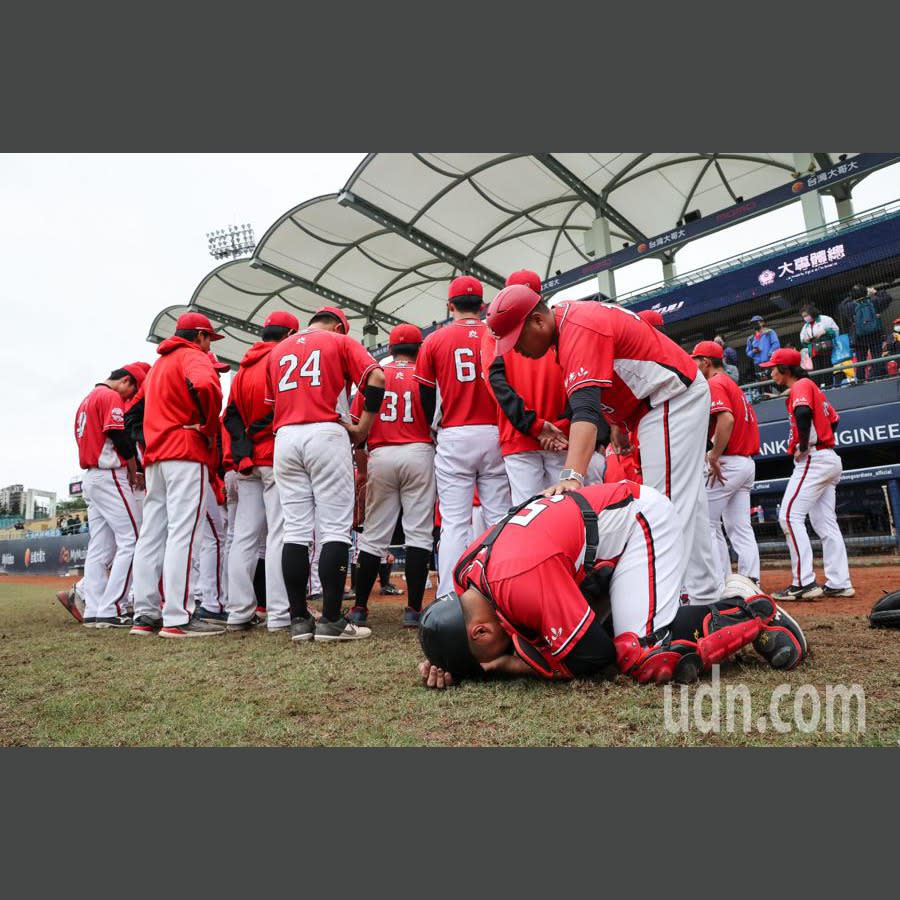 111年大專棒球聯賽冠軍戰，南華大學捕手邱亭堯（前）在延長賽11局沒能攔下隊友的暴投球，賽後自責地趴在地上痛哭失聲。記者余承翰／攝影
