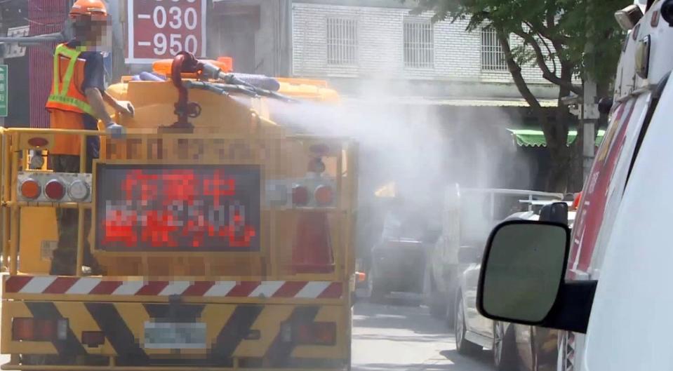 近期疫情嚴峻，各地區都嚴格進行清消作業。（圖／東森新聞）