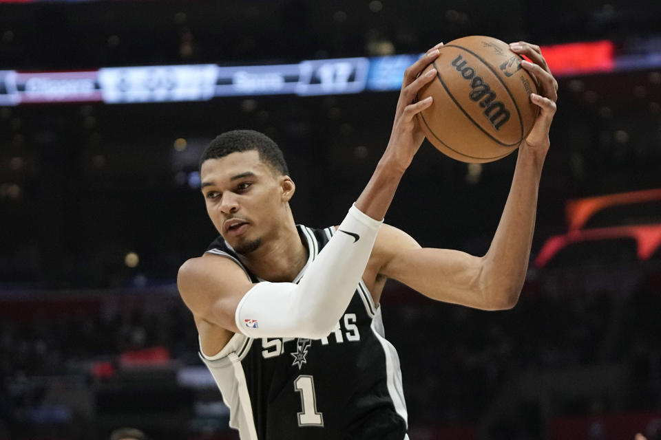 San Antonio Spurs center Victor Wembanyama drives toward the basket during the first half of an NBA basketball game against the Los Angeles Clippers Sunday, Oct. 29, 2023, in Los Angeles. (AP Photo/Mark J. Terrill)