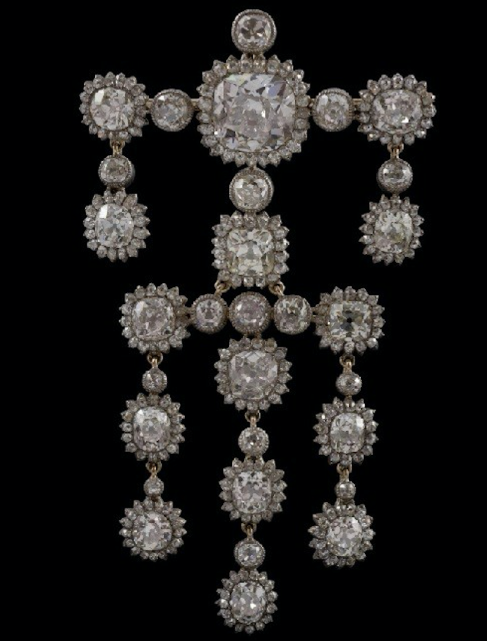 <em>A diamond brooch was taken at the same time as the tiara (Picture: Nottinghamshire Police)</em>