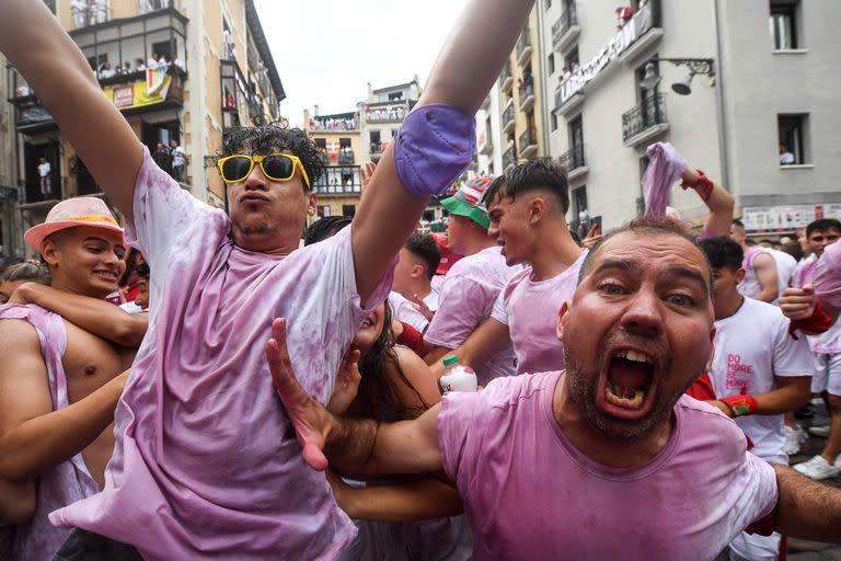 Los juerguistas festejan la apertura del festival 