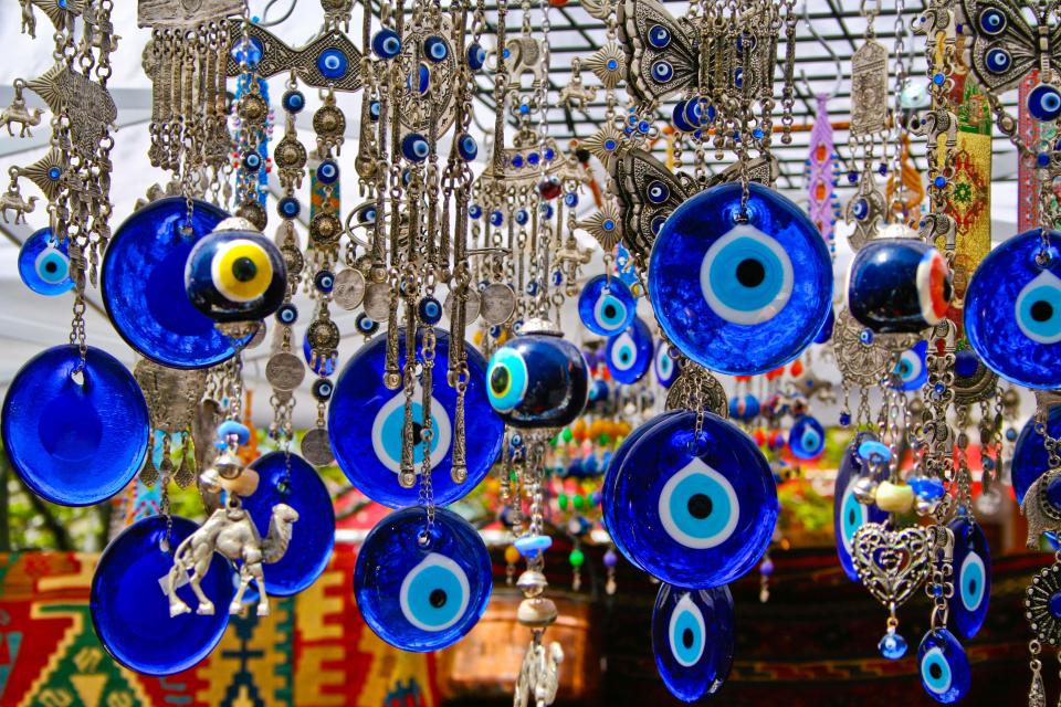 Evil Eye Souvenir Shop in the Grand Bazzar, Istanbul, Turkey (Allen Brown  / Alamy Stock Photo)