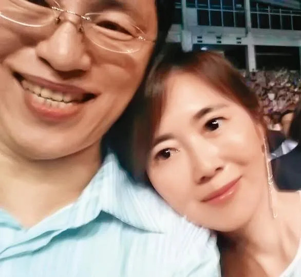 名醫王文哲（左）及妻子蕭嘉蓉（右）曾同場看棒球。