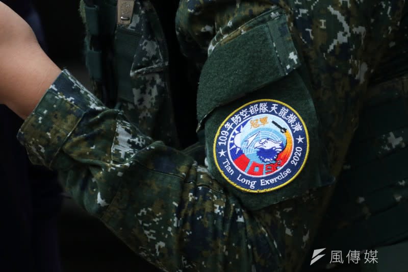 20221008-官兵臂上黏貼繡有「109年防空部隊天龍操演冠軍」字樣的臂章。（蘇仲泓攝）