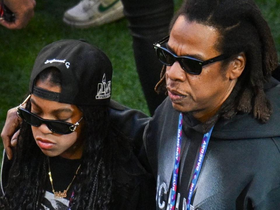 Blue Ivy Carter gemeinsam mit ihrem Vater Jay-Z beim Super Bowl im Februar 2023. (Bild: IMAGO/UPI Photo)