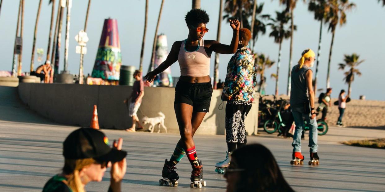 venice, ca   june 29 bianca povalitis along with fellow roller skaters enjoy an evening at venice beach skate plaza one of the few remaining places in the los angeles area to roller skate on wednesday, june 29, 2022 in venice, ca jason armond  los angeles times