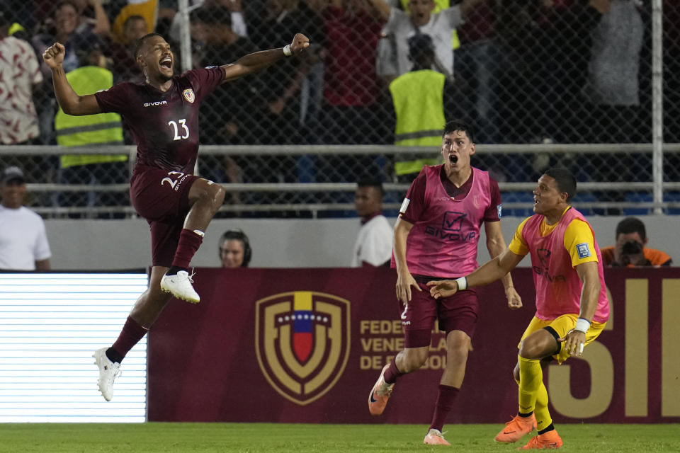 Salomón Rondón (izquierda), festeja tras anotar el segundo gol de Venezuela ante Chile el martes 17 de octubre de 2023, en un partido de la eliminatoria mundialista (AP Foto/Ariana Cubillos)