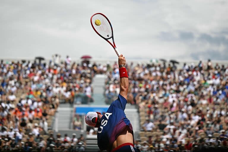 El estadounidense Tommy Paul al saque contra el francés Corentin Moutet, por la tercera ronda del singles masculino, en la cancha Suzanne-Lenglen 