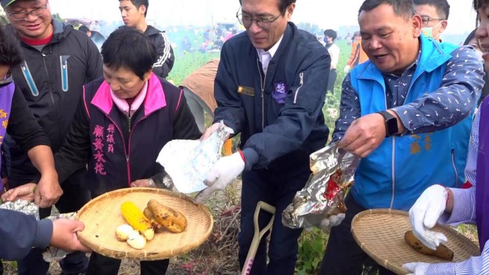 ▲彰化縣花壇鄉「焢吧焢焢」焢窯活動，近日在花壇鄉崙雅村花秀路316巷的農田展開。（記者林明佑翻攝）