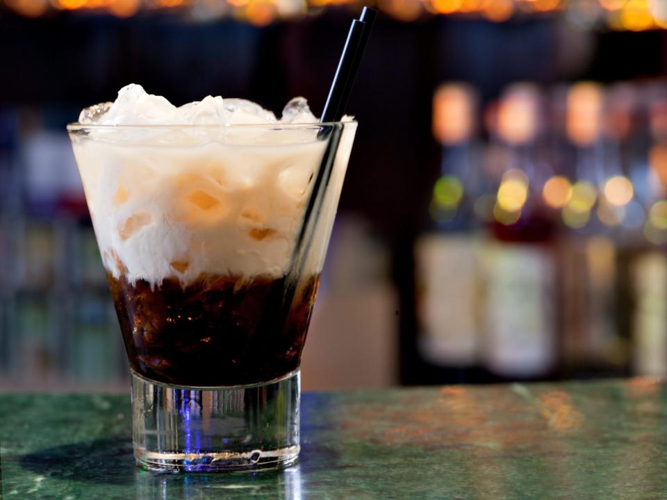 White Russian auf einer Bar sitzend