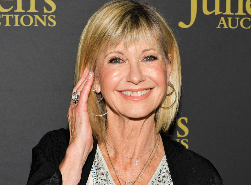 BEVERLY HILLS, CALIFORNIA - 29 DE OCTUBRE: Olivia Newton-John asiste a la recepción VIP para el próximo evento de subasta 