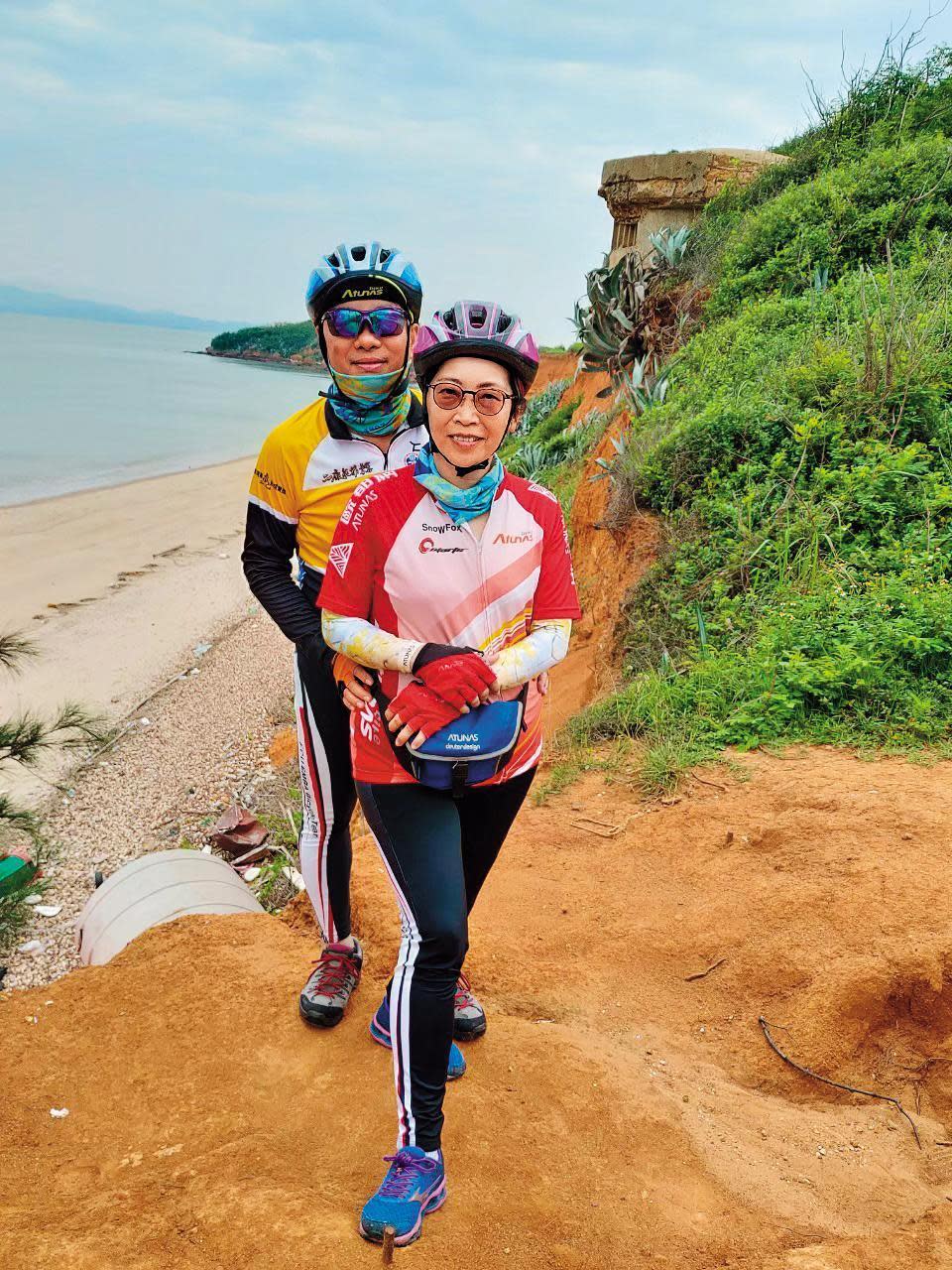 程鯤和妻子陳慧娟唯一不同拍的是運動習慣，現在程鯤常會拉著老婆陪他爬山。