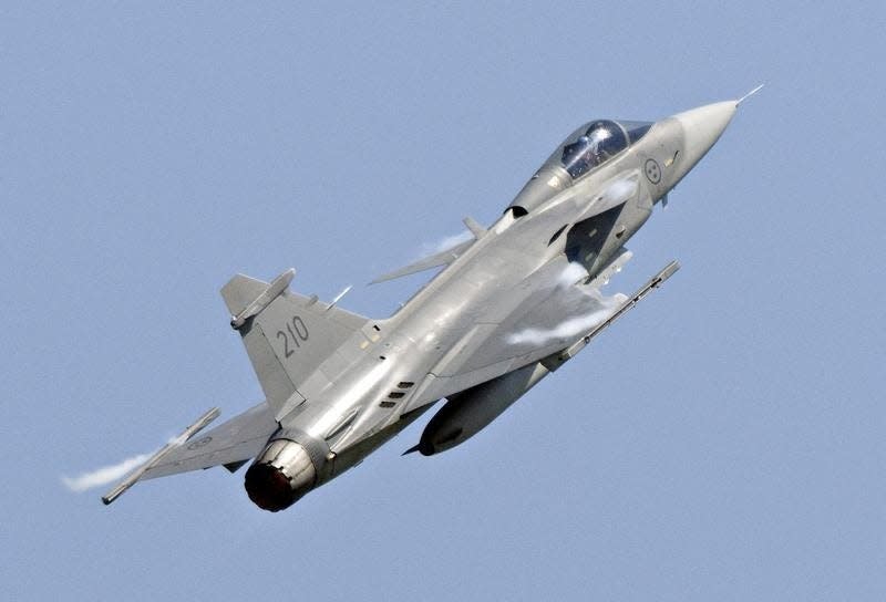 A Saab JAS 39C Gripen jet performs during an aerial show in Eslov in this June 5, 2011 file photo. REUTERS/Johan Nilsson/TT News Agency/Files