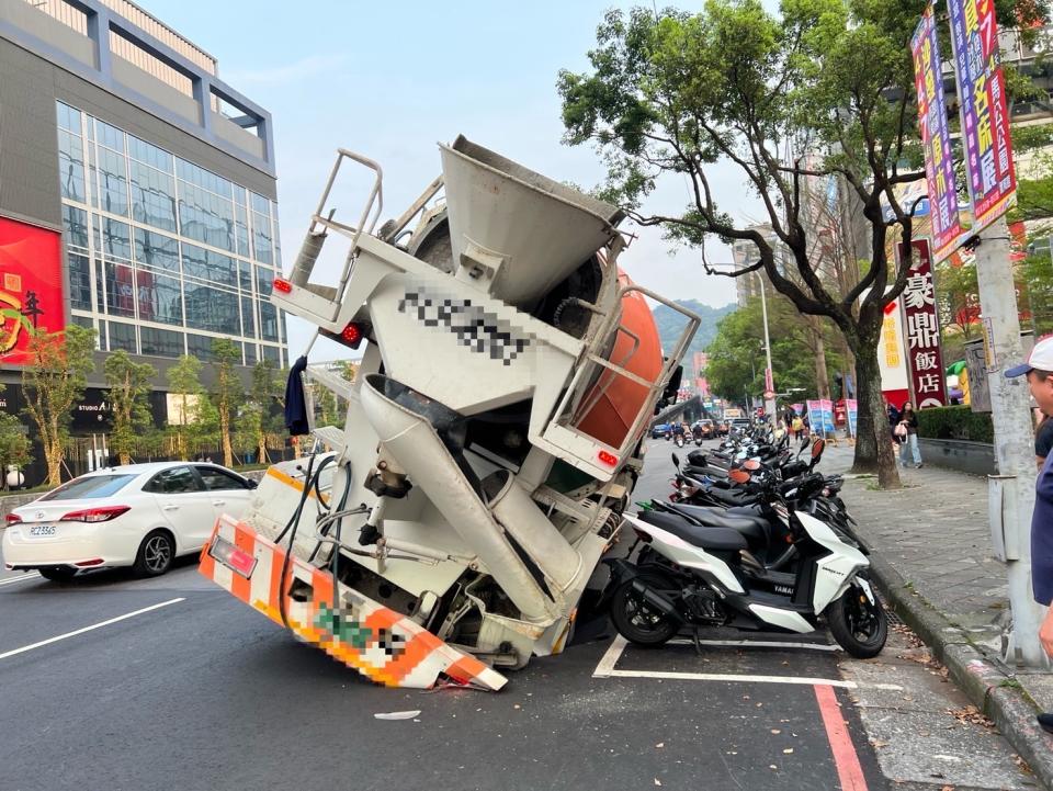 車輛嚴重傾斜所幸沒波及ㄧ旁車輛行人。（記者徐煜勝翻攝）