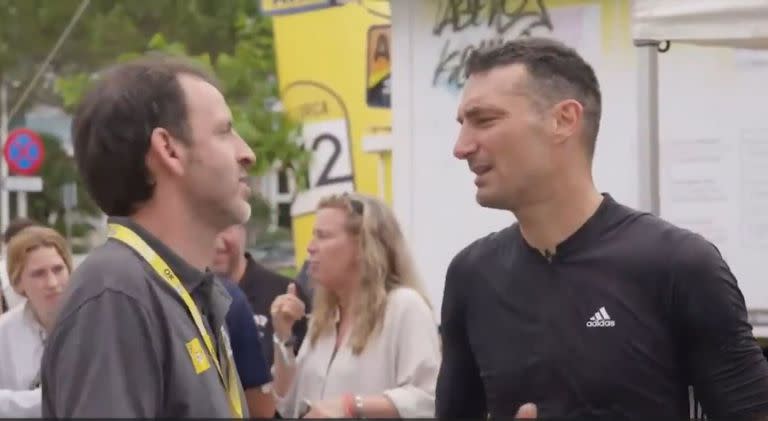 Al terminar la carrera, Lionel Scaloni charló con los presentes en la maratón