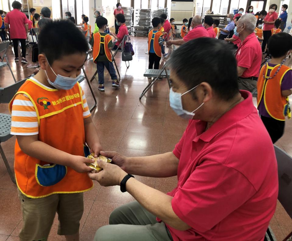 蘆洲幼兒園DIY餅乾青銀傳愛 社區老幼共融樂開懷。