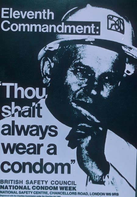 Besonders gläubige Katholiken fühlten sich von der Werbung des British Safety Council auf den Schlips getreten. Auf dem Plakat steht vor einem Bild des damaligen Papstes, Johannes Paul II.: „Das elfte Gebot: Du sollst ein Kondom tragen“. Die Charity-Organisation musste die Kampagne zurückziehen. (Bilder: Rex Features)