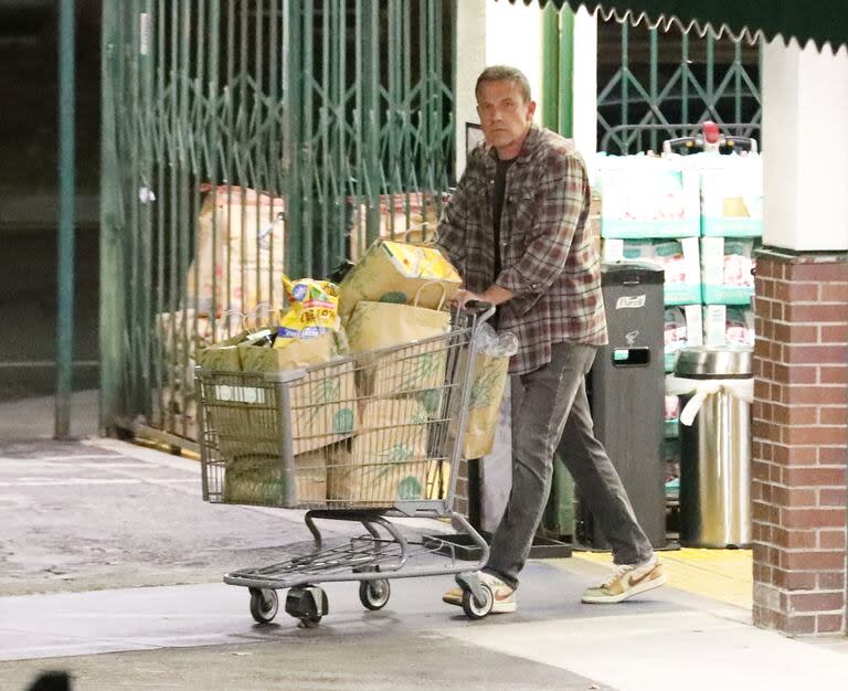 Con la mirada perdida y un gesto melancólico, el actor se retiró del lugar con el carrito lleno de bolsas. Durante el feriado del 4 de julio en Estados Unidos, Affleck tampoco vio a JLo. Ese día aprovechó para compartir un desayuno con sus tres hijos, fruto de su relación con Jennifer Garner
