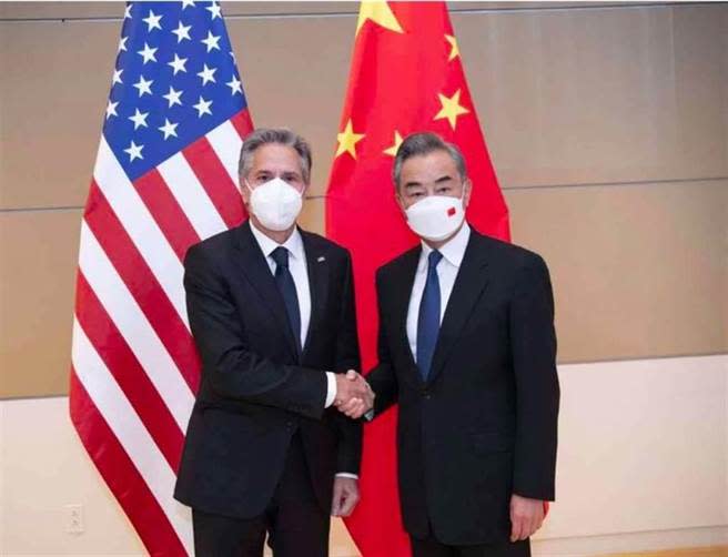 美國國務卿布林肯（Antony Blinken）於美東時間23日聯合國大會場邊與中國外長王毅會談。（新華社）