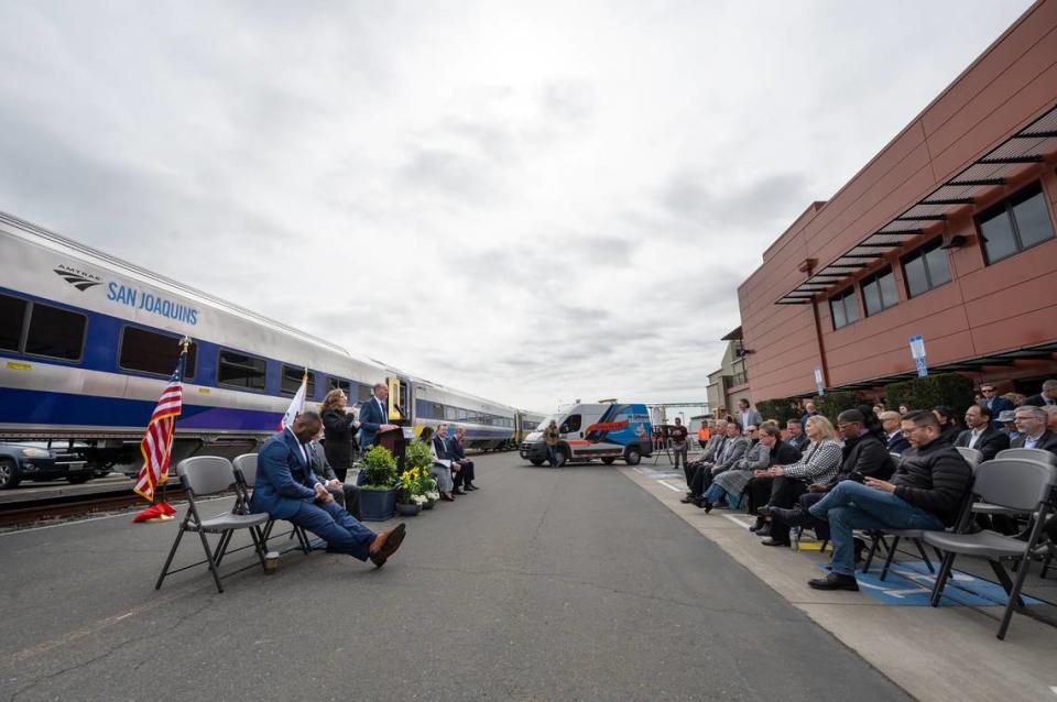 Amtrak mostró sus nuevos vagones de pasajeros Venture para su línea San Joaquins en las instalaciones de mantenimiento ferroviario ACE en Stockton, California, el martes 5 de marzo de 2024.