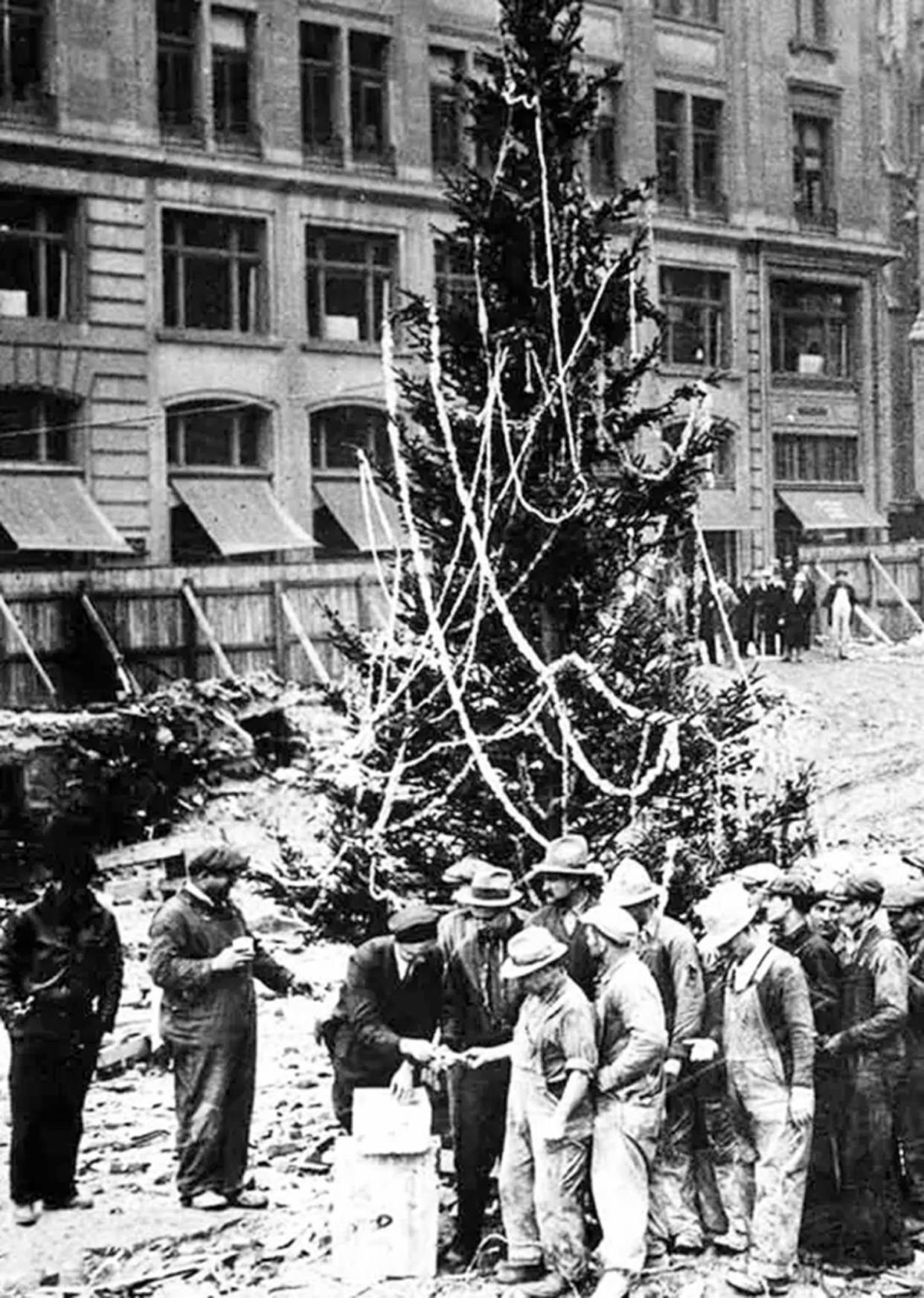 The First Rockefeller Center Christmas Tree in 1931 (Rockefeller Center)