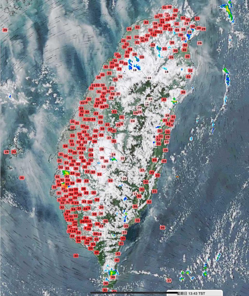 昨天（25日）下午1時43分氣溫觀測圖，全台高溫炎熱，幾乎都飆破30度，紅通通一片。(翻攝自彭啟明臉書)