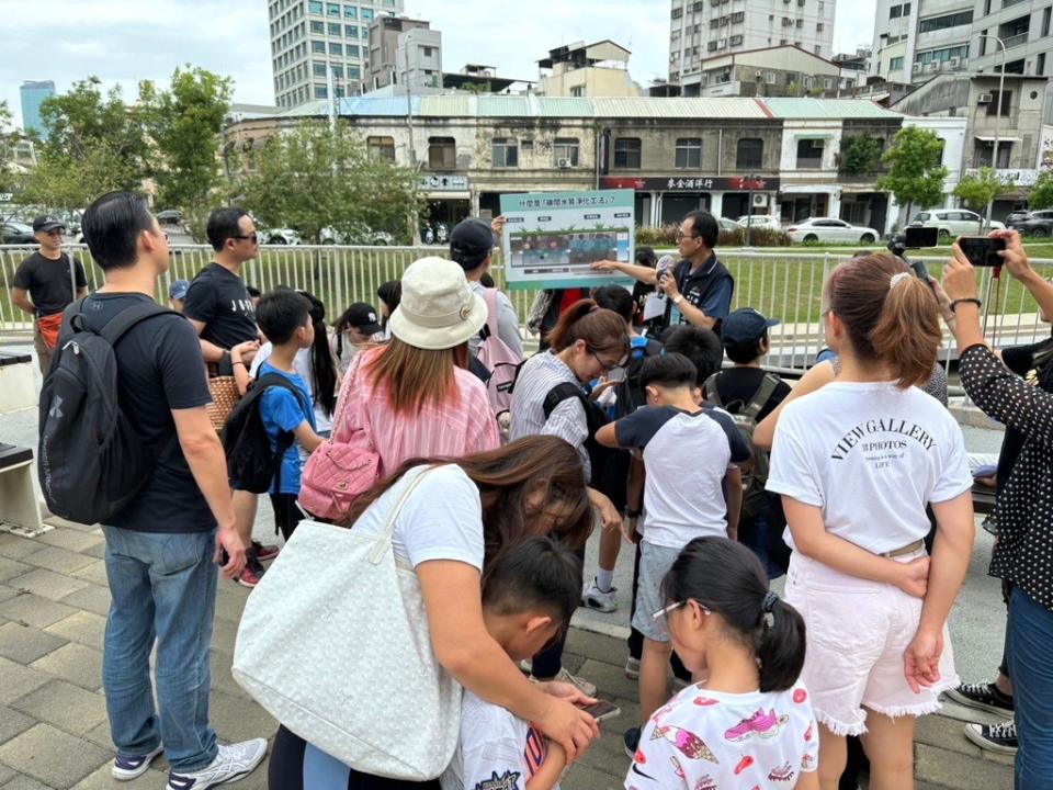 《圖說》中市水利局小腳讀柳川河川走讀活動。