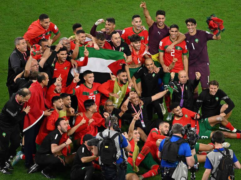 Todos juntos: la selección de Marruecos celebra... con la bandera palestina