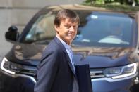 Le poste de ministre de la Transition écologique est décidément très exposé. Avant François de Rugy, c'est son prédécesseur, Nicolas Hulot, qui a présenté sa démission du poste. La cause ? Il pointe du doigt son isolement sur plusieurs dossiers et une trop grande influence des lobbies sur les choix du gouvernement. Une annonce faite à la radio, sur France Inter, sans en avoir informé le Premier ministre Édouard Philippe auparavant. (crédit AFP)