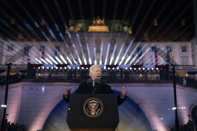 El presidente Joe Biden pronuncia un discurso en el Castillo Real de Varsovia, Polonia, el martes 21 de febrero de 2023