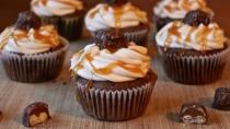 <p>It's hard to decide what's better: the candy baked into the middle of the cupcake or the decadent salted caramel buttercream on top.</p><p><strong><a href="http://www.homemadefoodjunkie.com/twix-cupcakes-recipe/" rel="nofollow noopener" target="_blank" data-ylk="slk:Get the recipe at Homemade Food Junkie.;elm:context_link;itc:0;sec:content-canvas" class="link ">Get the recipe at Homemade Food Junkie.</a></strong></p>